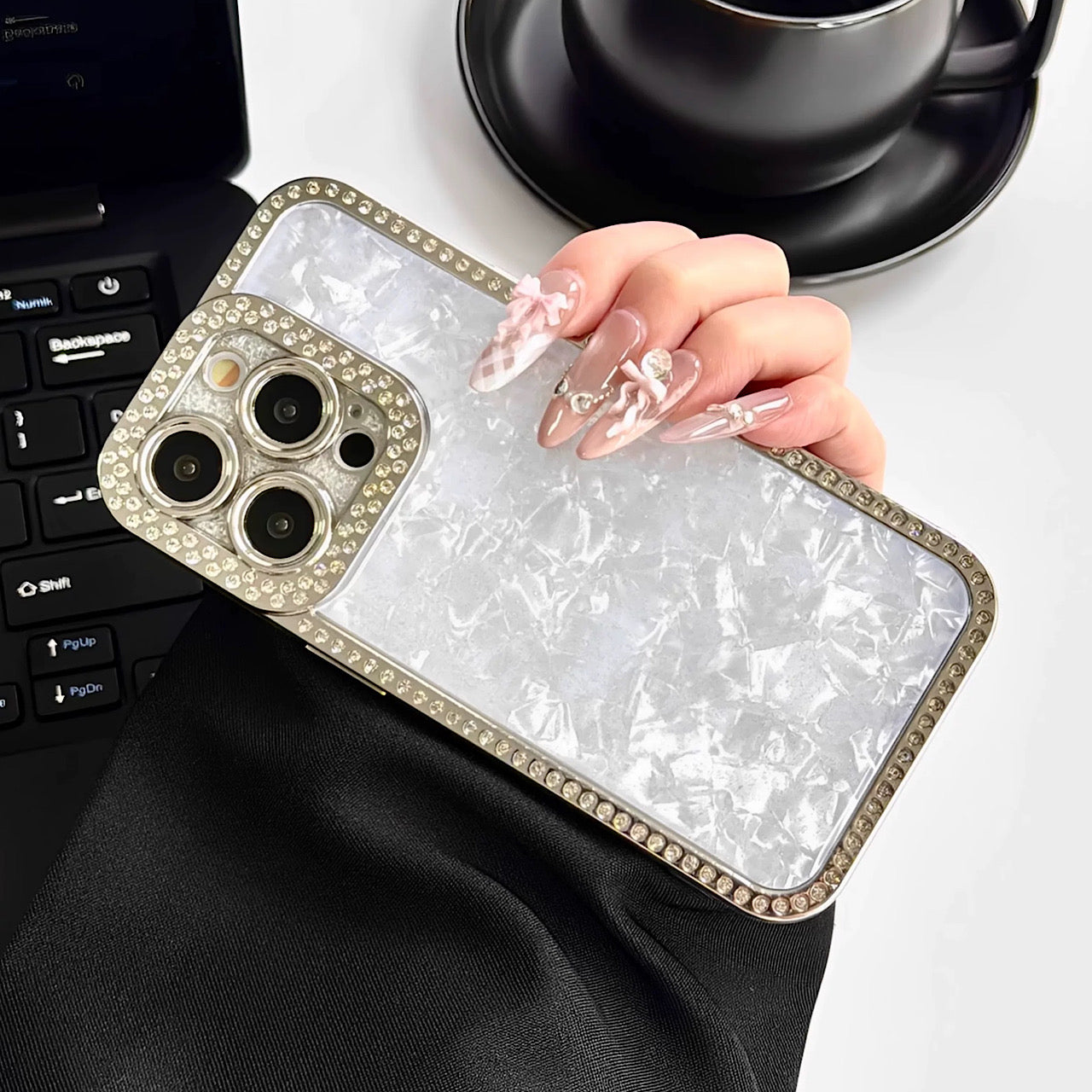 iPhoneケース 高級感シェル調 × ビジュー縁取 スマホケース