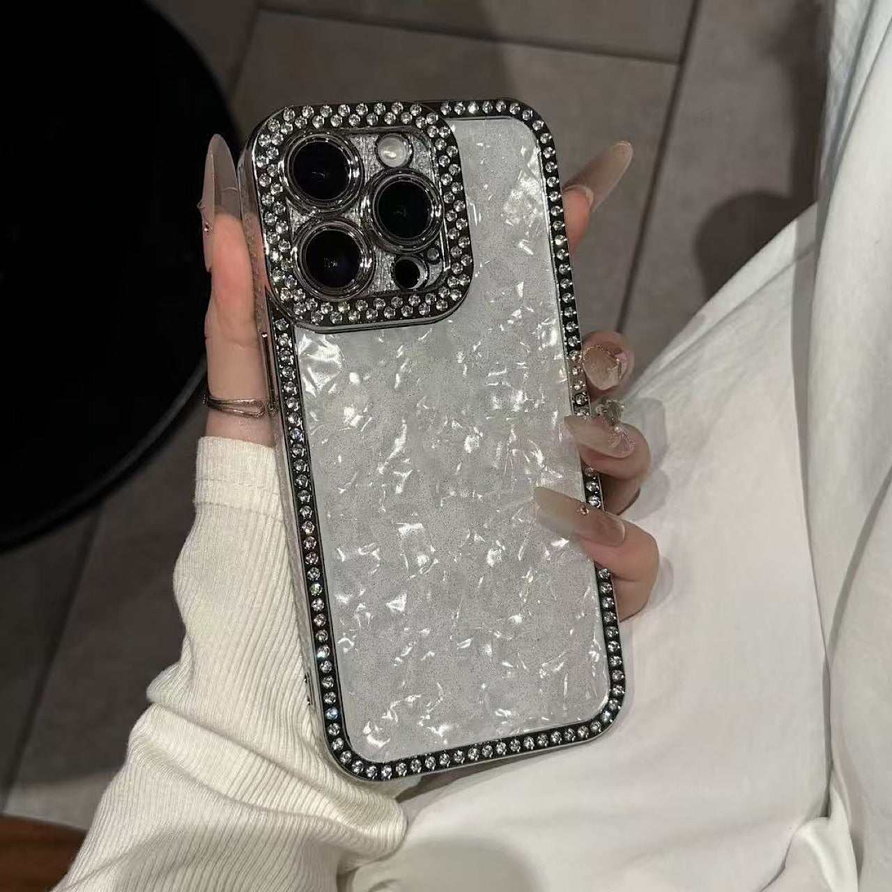 iPhoneケース 高級感シェル調 × ビジュー縁取 スマホケース