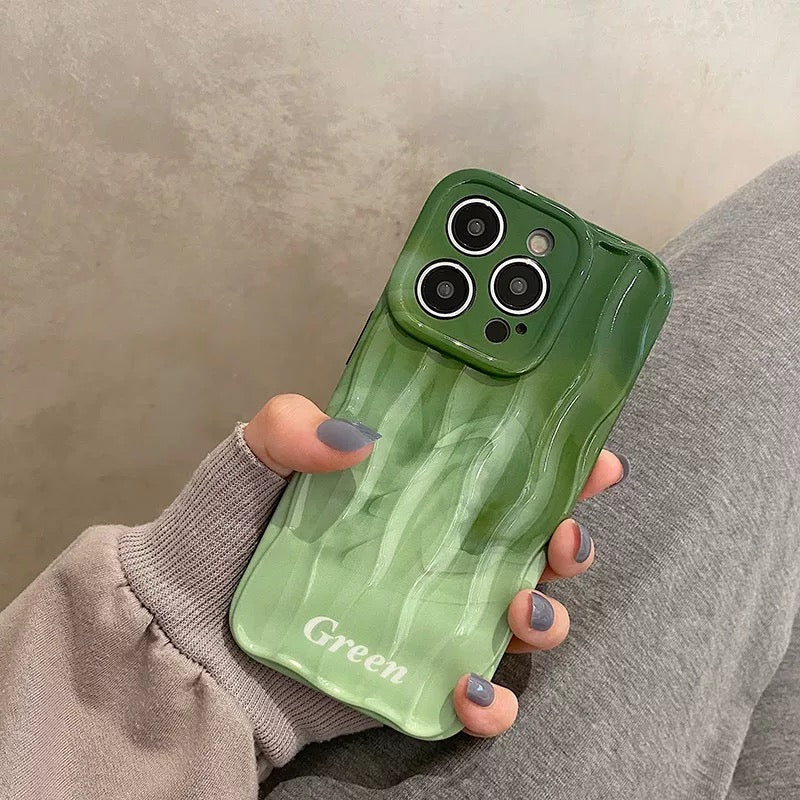 iPhone15Pro　ケース　おしゃれ　グリーン　緑　韓国風　かわいい　派手 iPhone15グリーンに合うケースはどれ？iFace Reflectionで試してみた