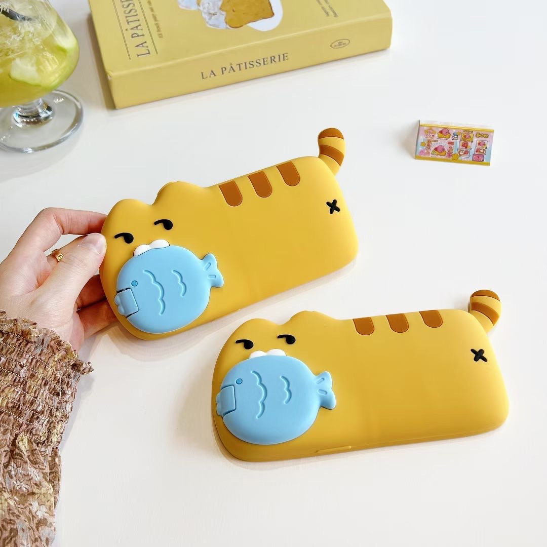 iPhoneケース かわいい 魚咥えた 猫 カメラ保護付き スマホケース