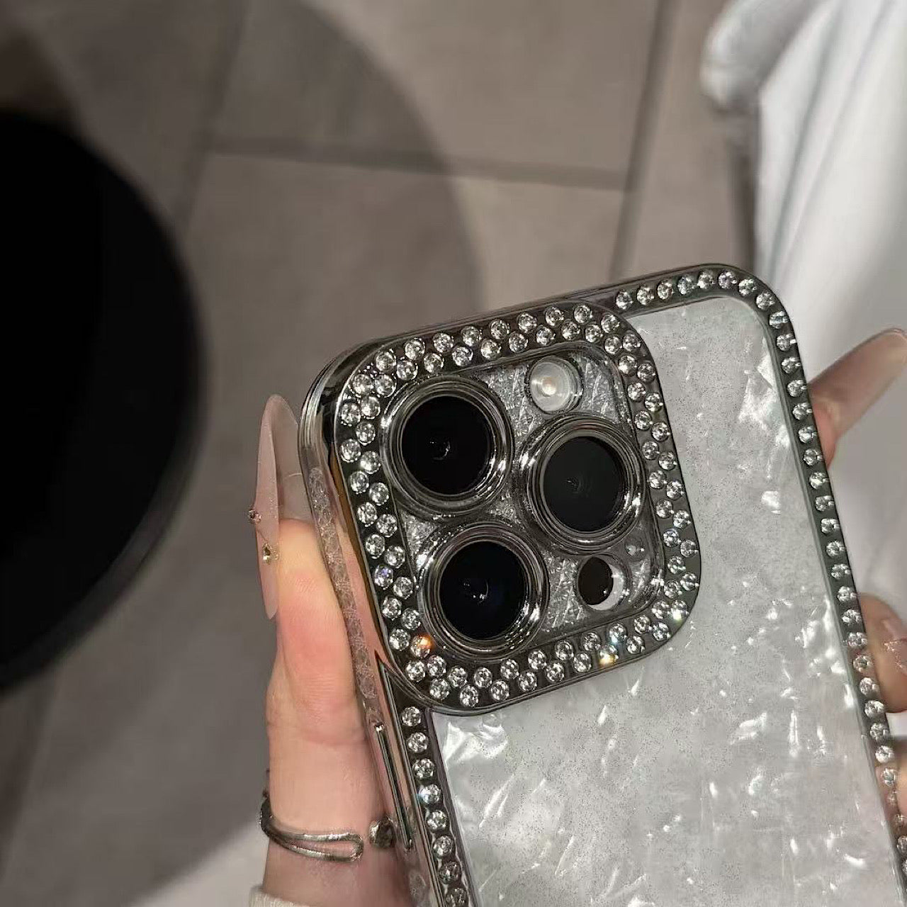 iPhoneケース 高級感シェル調 × ビジュー縁取 スマホケース