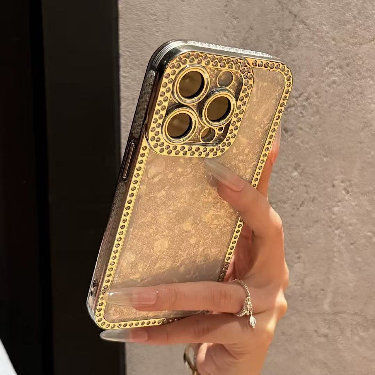 iPhoneケース 高級感シェル調 × ビジュー縁取 スマホケース