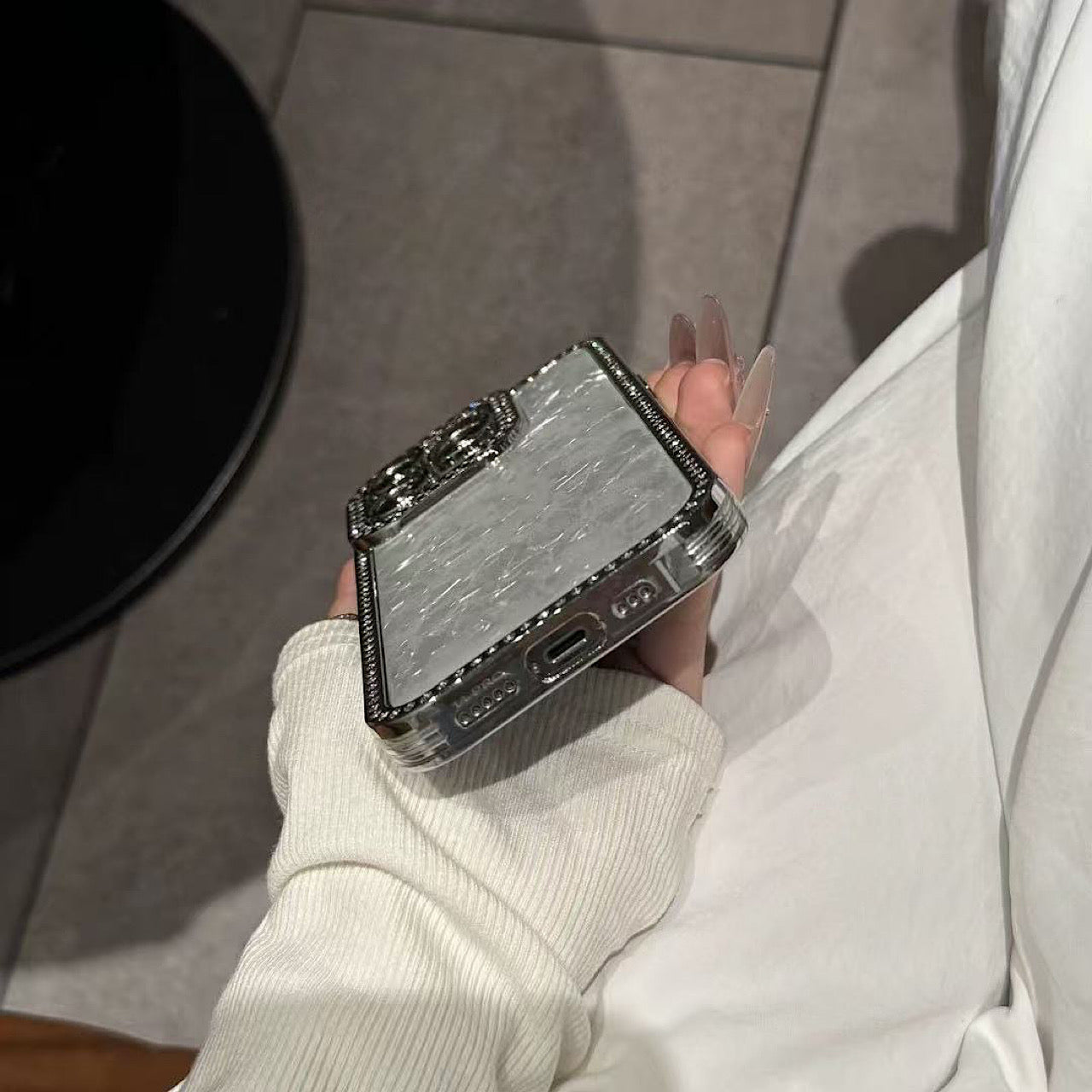 iPhoneケース 高級感シェル調 × ビジュー縁取 スマホケース