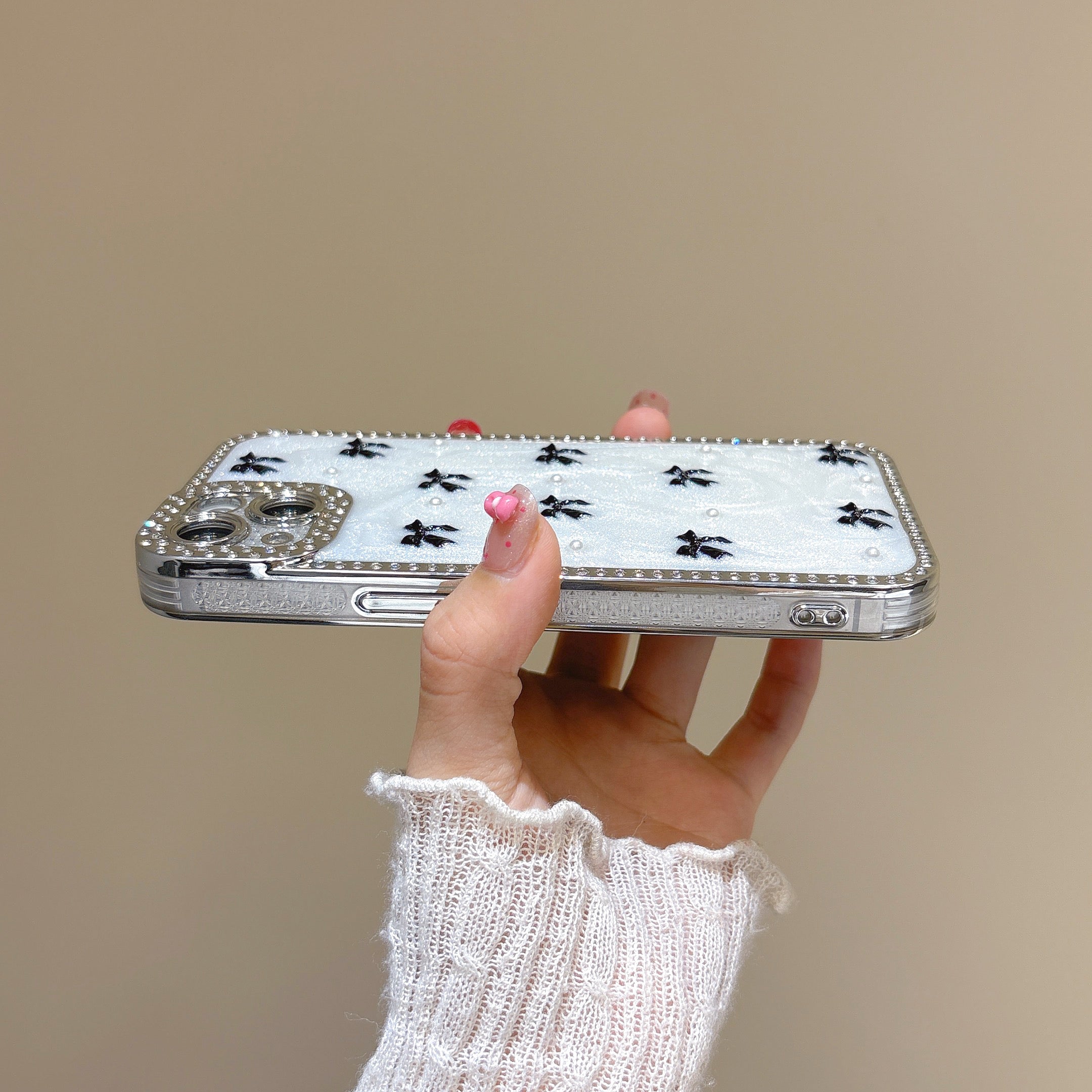 iPhoneケース ブラックリボン×パール ホワイトラメ スマホケース